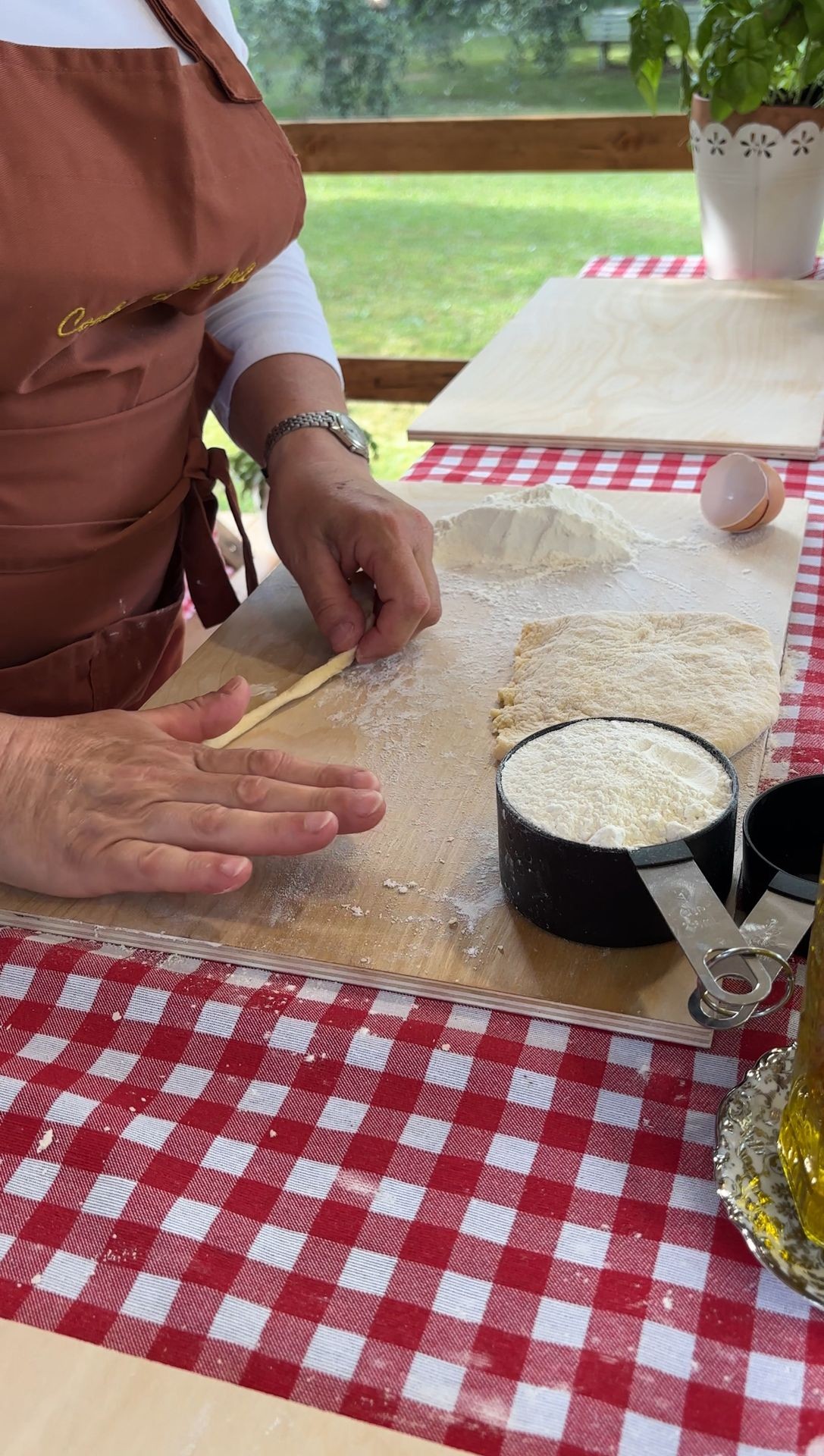 Prepare the famous Italian pasta